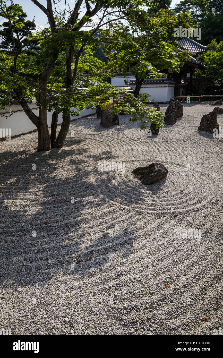 Komyozenji Garten besteht aus geharkt Kies und fünfzehn Steinen angeordnet, um die Kanji-Zeichen für Herz bilden Stockfoto