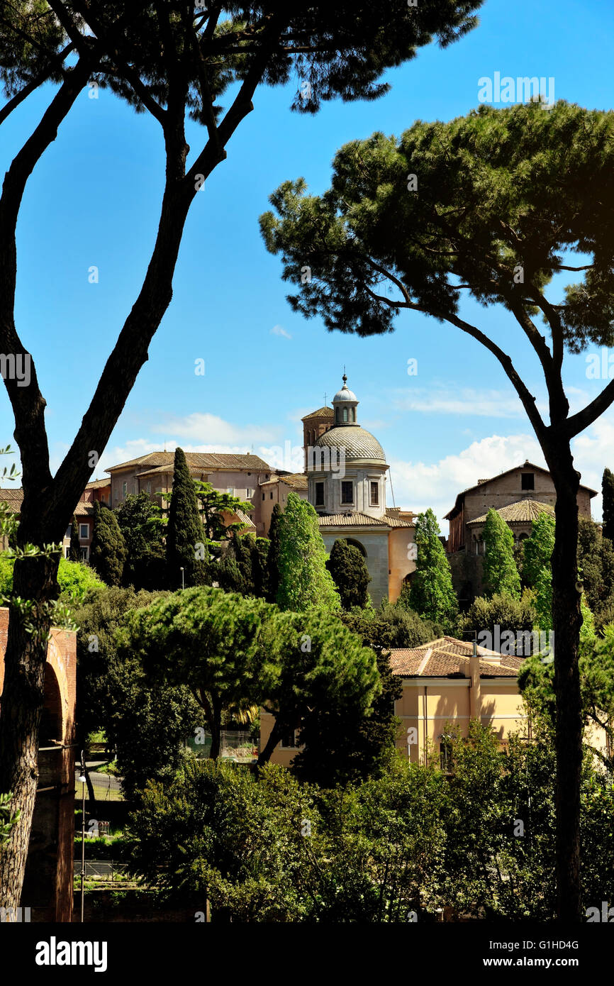 Antiken Basilika Santi Giovanni e Paolo befindet sich auf dem Hügel Caelius, Ansicht von Roman Forum, Roma, Italien Stockfoto