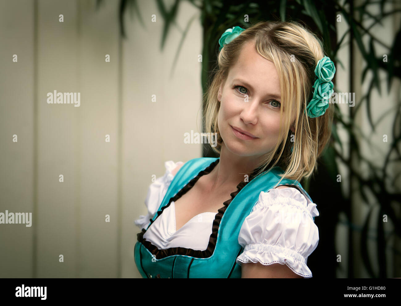 Blone Frau gekleidet im Kostüm Dirndl für das Oktoberfest in München Stockfoto