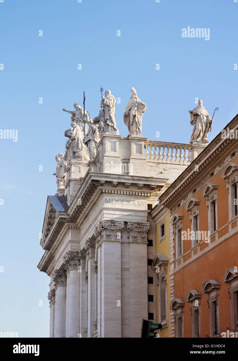 Fragment mit Statuen der Basilika San Giovanni in Laterano (Basilica di San Giovanni in Laterano), Rom, Italien Stockfoto