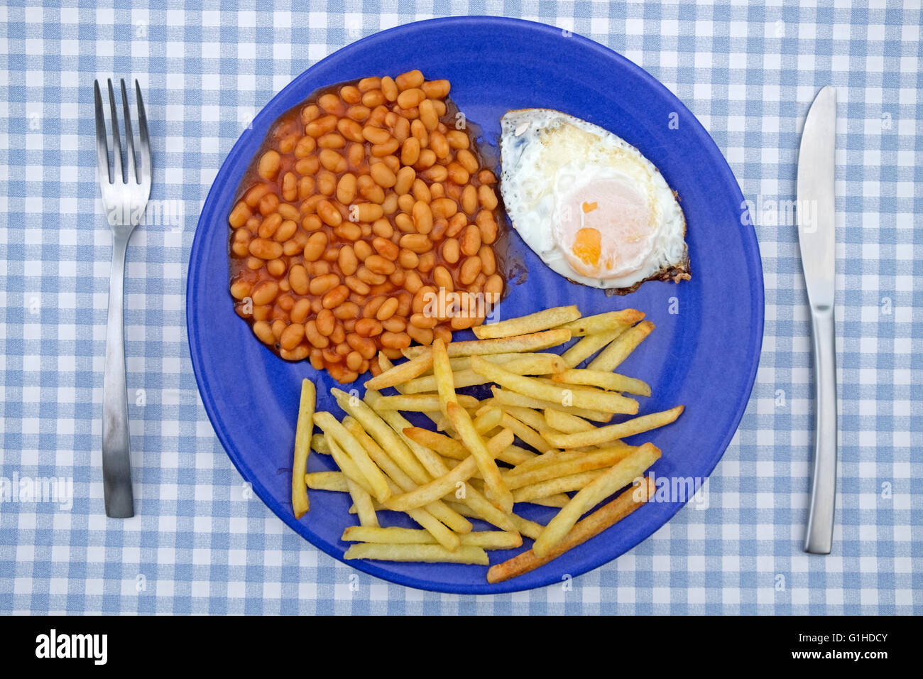 Spiegelei, baked Beans und chips Stockfoto