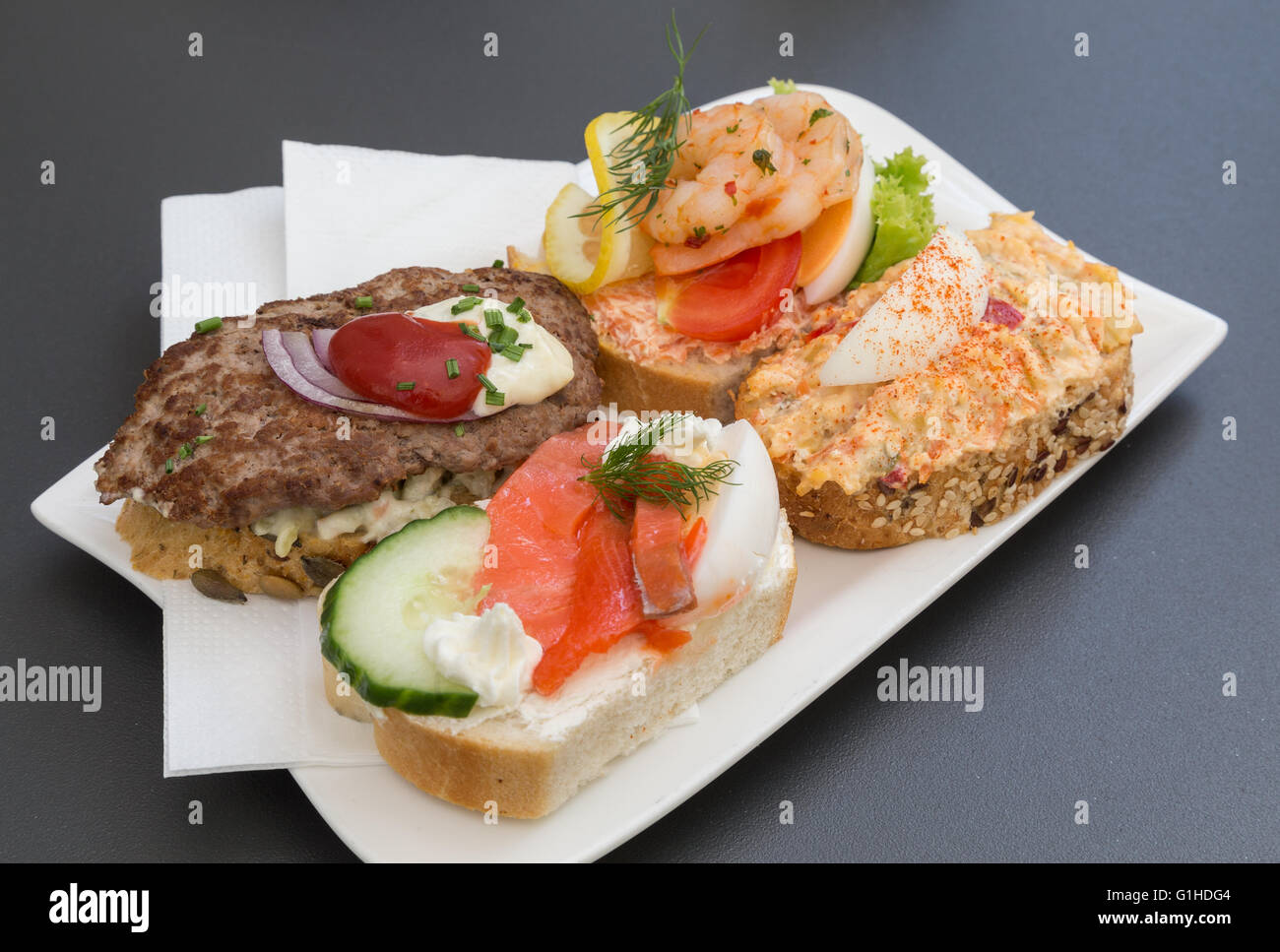 Auswahl von belegte Brötchen in Österreich. Beläge wie Thunfisch, können Fisch, Hackfleisch und Ei gesehen werden. Stockfoto