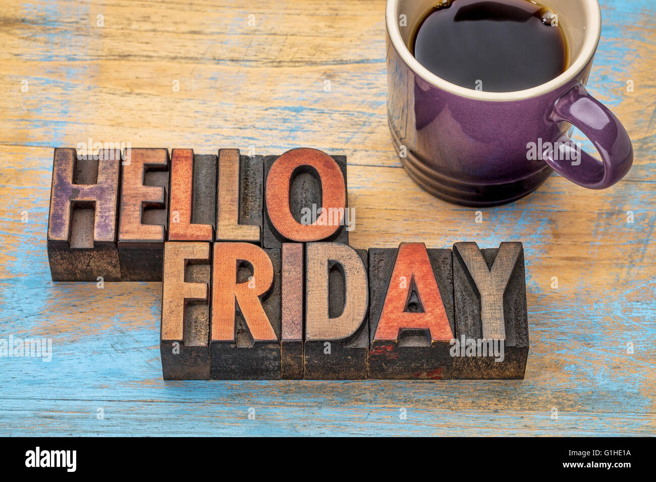 Hallo Freitag - Text in Vintage Buchdruck Holzart mit einer Tasse Kaffee Stockfoto