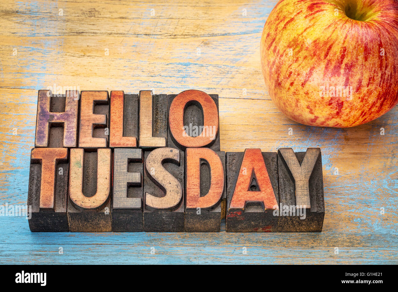 Hallo Dienstag - Text in Vintage Buchdruck Holzart mit einem Apfel Stockfoto