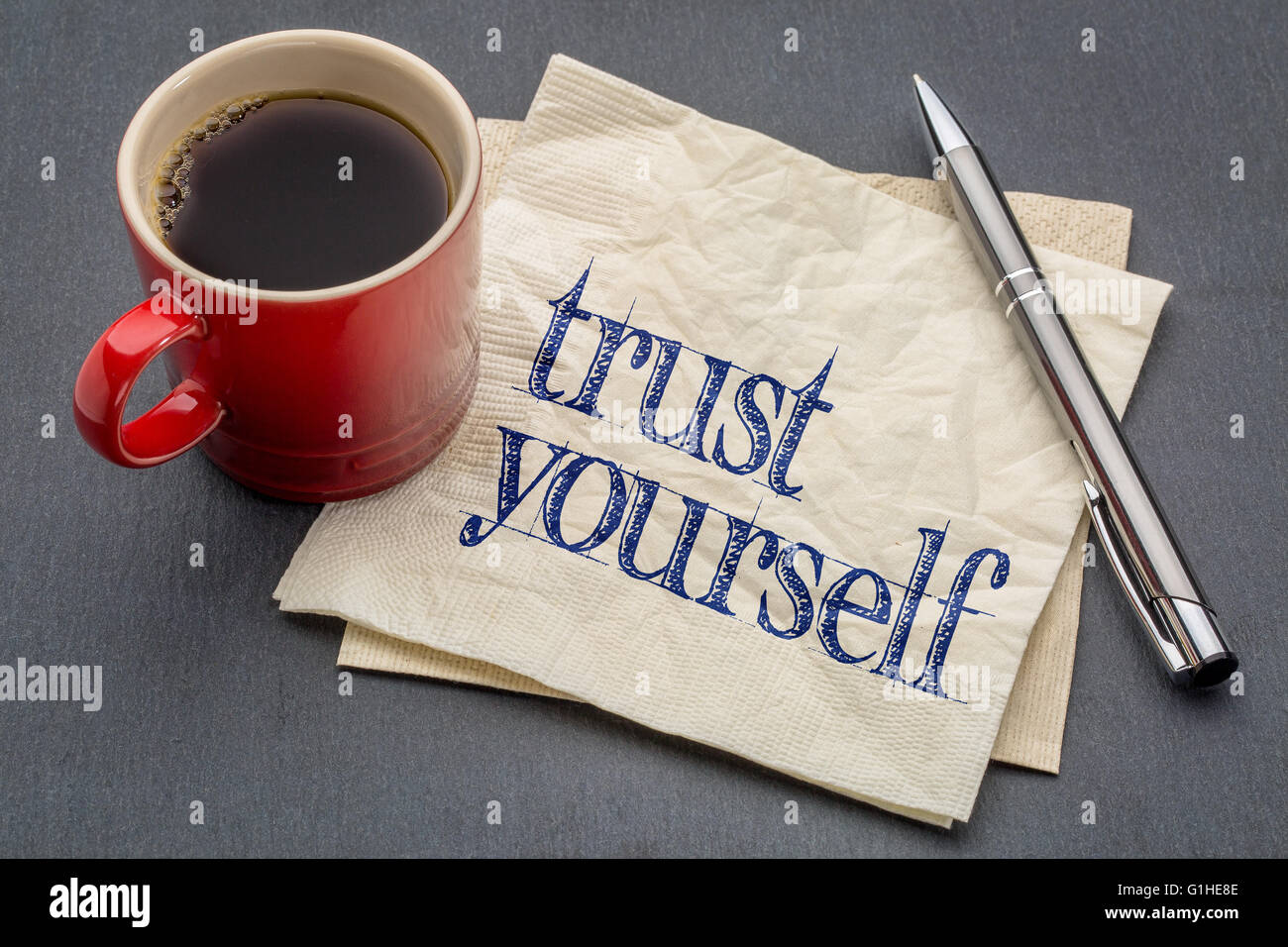 Vertraue dir selbst Beratung - Handschrift auf einer Serviette mit einer Tasse Kaffee Stockfoto