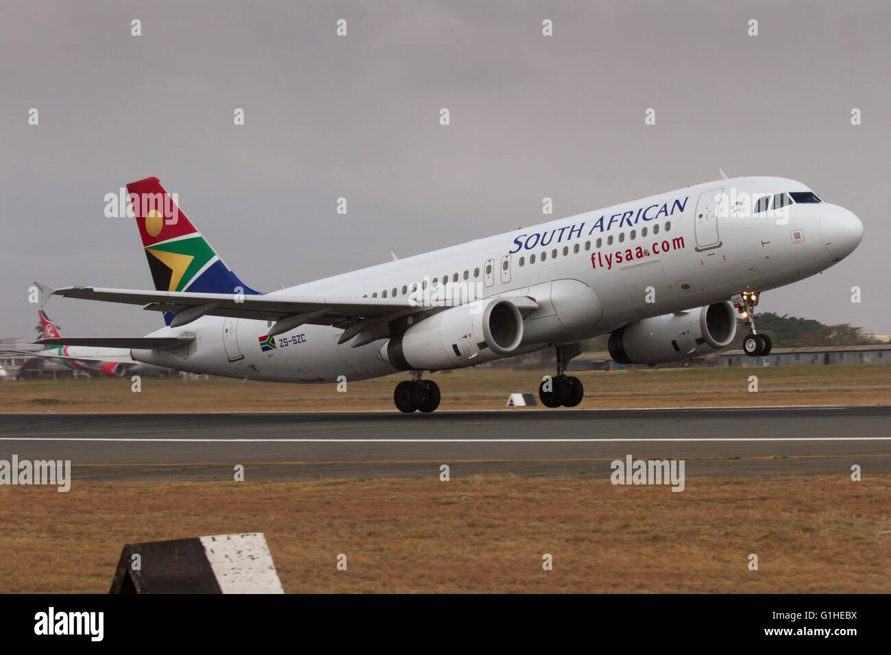 Nahaufnahme von einem South African Airways Airbus A320 Nairobi abfliegen Stockfoto