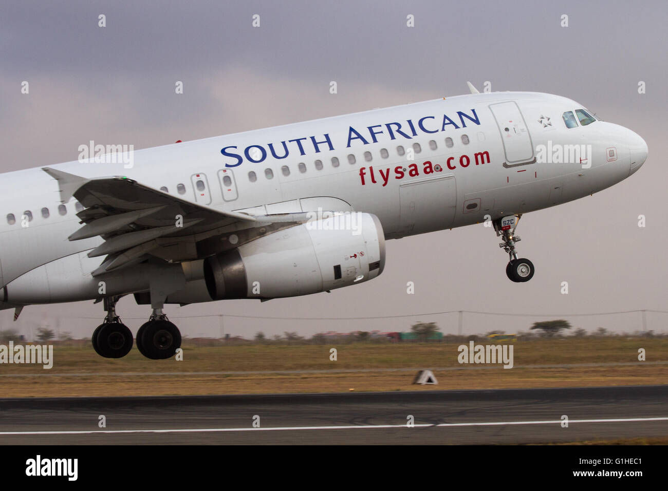 Nahaufnahme von einem South African Airways Airbus A320 Nairobi abfliegen Stockfoto