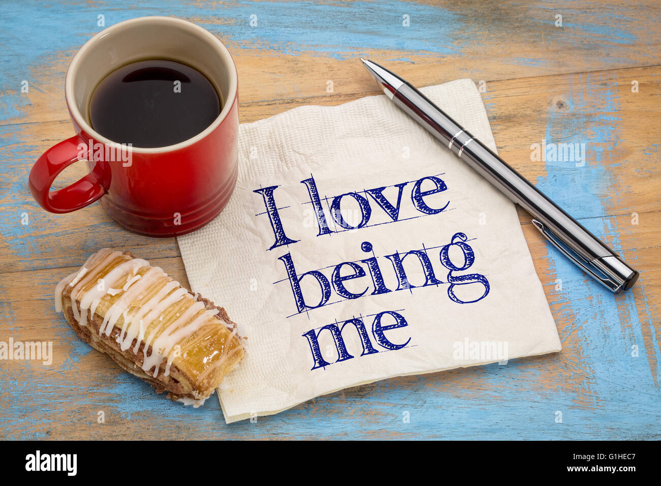 Ich liebe es, mich - positive Affirmationen - Handschrift auf Serviette mit einer Tasse Kaffee Stockfoto
