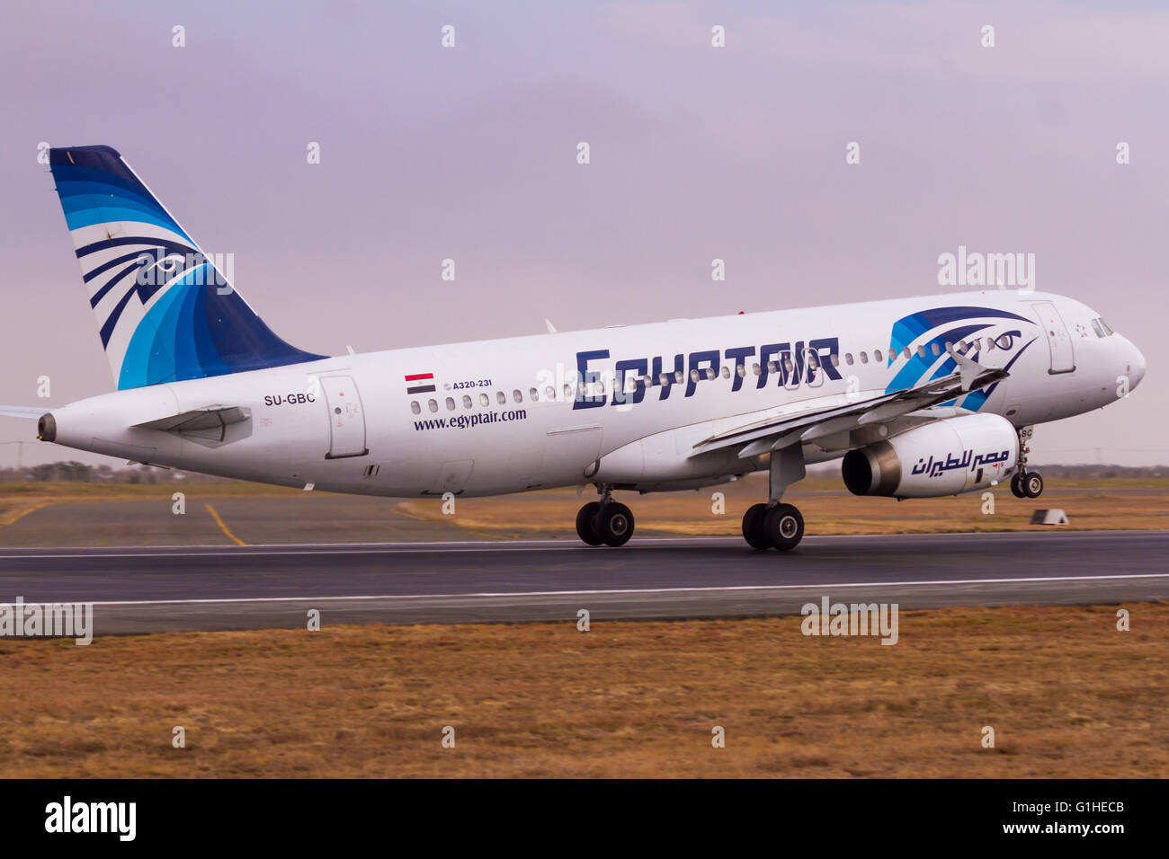 Ein Egypt Air Airbus A320 startet vom Jomo Kenyatta International Airport in Nairobi, Kenia Stockfoto
