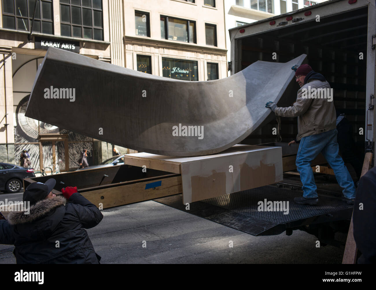 Eine Betonstraße Barriere des Künstlers Matt Johnson mit dem Titel "New Jersey Barriere" von Arbeitern für die Öffentlichkeit in New York City entladen wird. Stockfoto Eine Betonstraße Barriere des Künstlers Matt Johnson mit dem Titel "New Jersey Barriere" von Arbeitern für die Öffentlichkeit in New York City entladen wird. Stockfoto