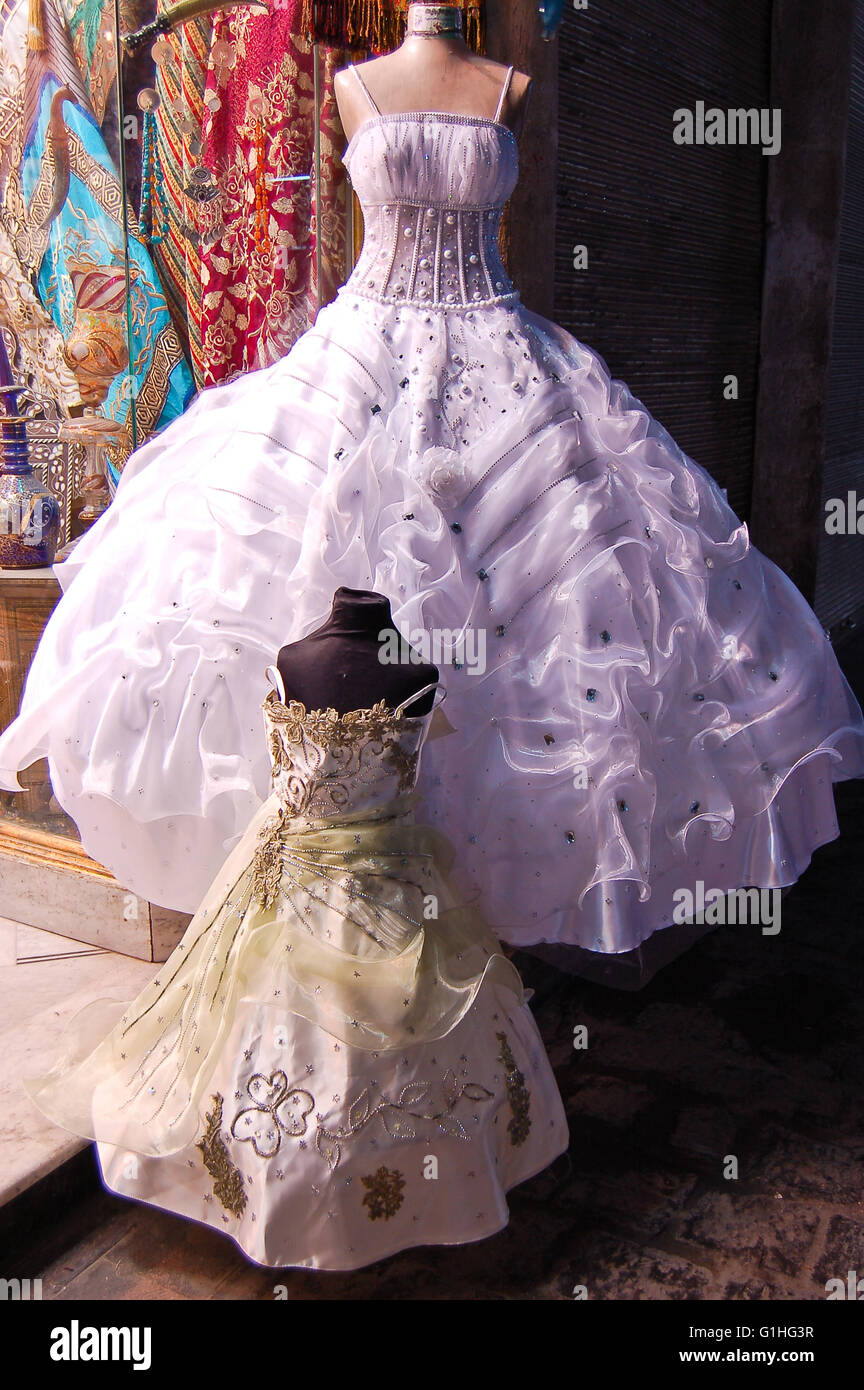 Kleider in weiß und braun Hochzeit Stockfoto