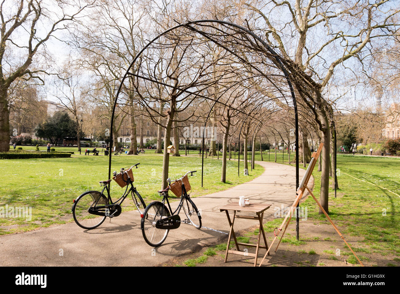 Fahrräder bei gewölbten Eingang in den park Stockfoto