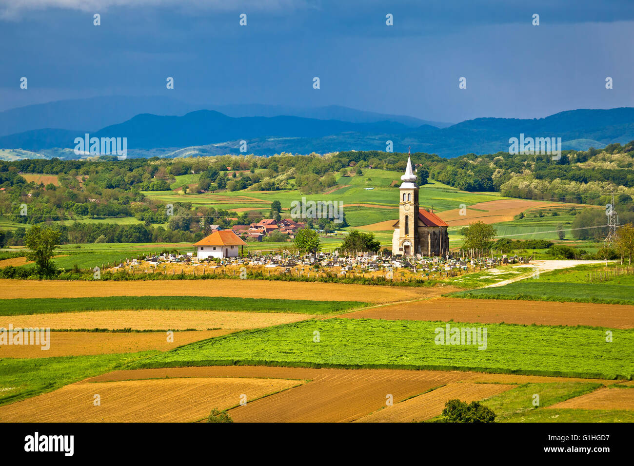 Kirche und Friedhof an der malerischen Landschaft, Region von Prigorje, Kroatien Stockfoto