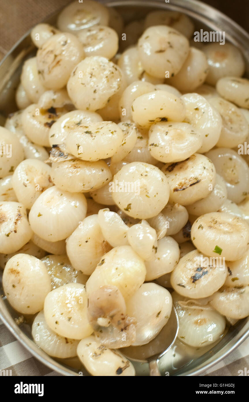 kleine weiße Zwiebeln, abgeschmeckt mit Essig und Salz, Italien Stockfoto