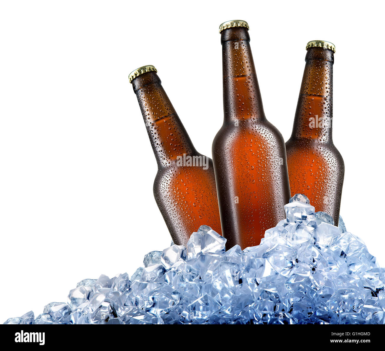 Braunen Flaschen Bier in Eiswürfel isoliert auf weiss Stockfoto