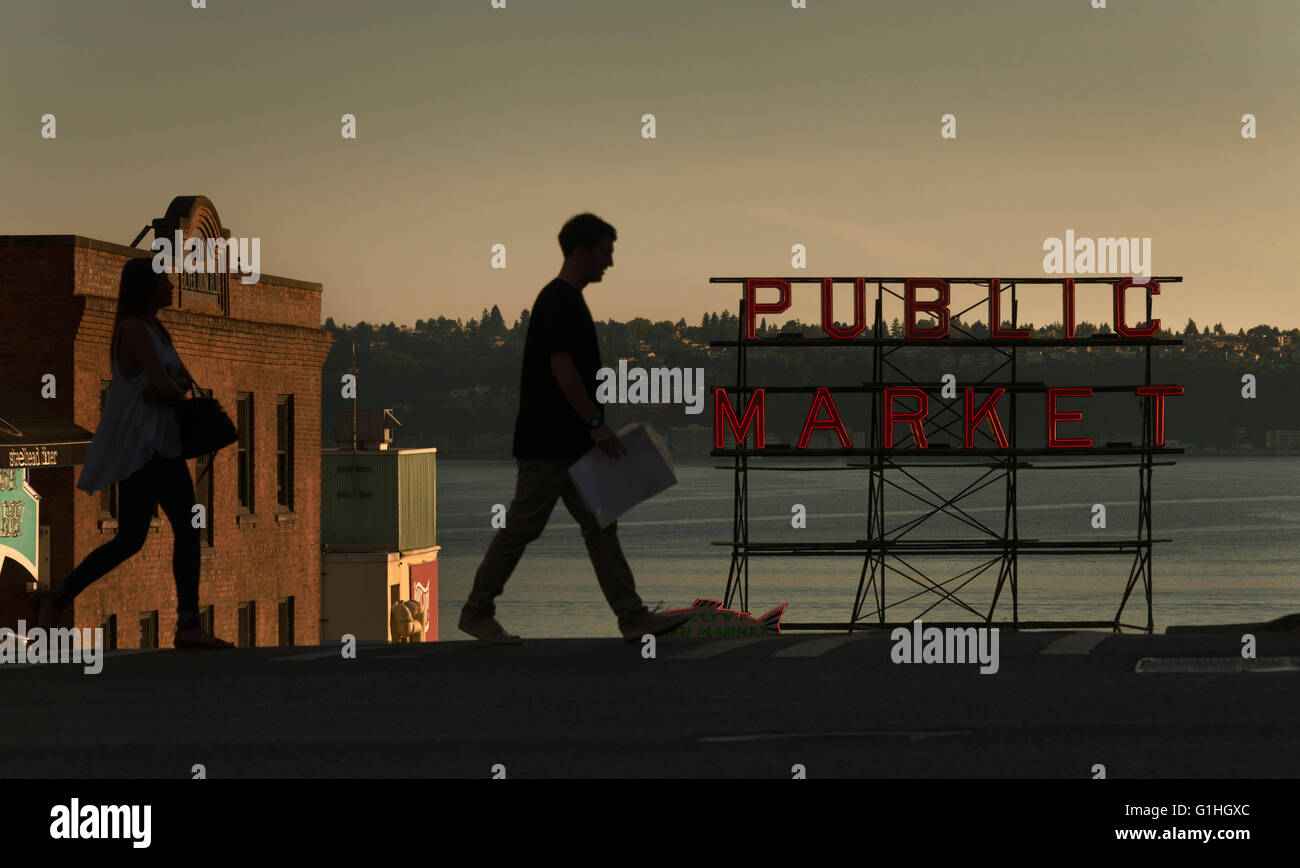 Eine Frau und Mann Fuß eine Hinweistafel für Pike Place Market in Seattle, Washington, USA (Adrien Veczan) Stockfoto