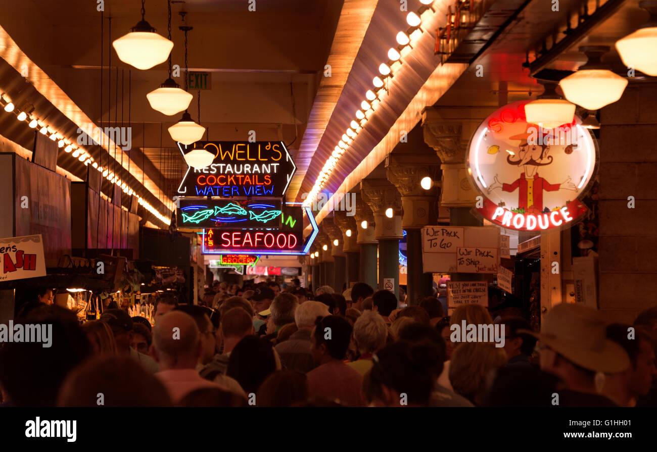 Eine Menge ist in Seite Pike Place Market in Seattle, Washington, USA (Adrien Veczan) gesehen. Stockfoto