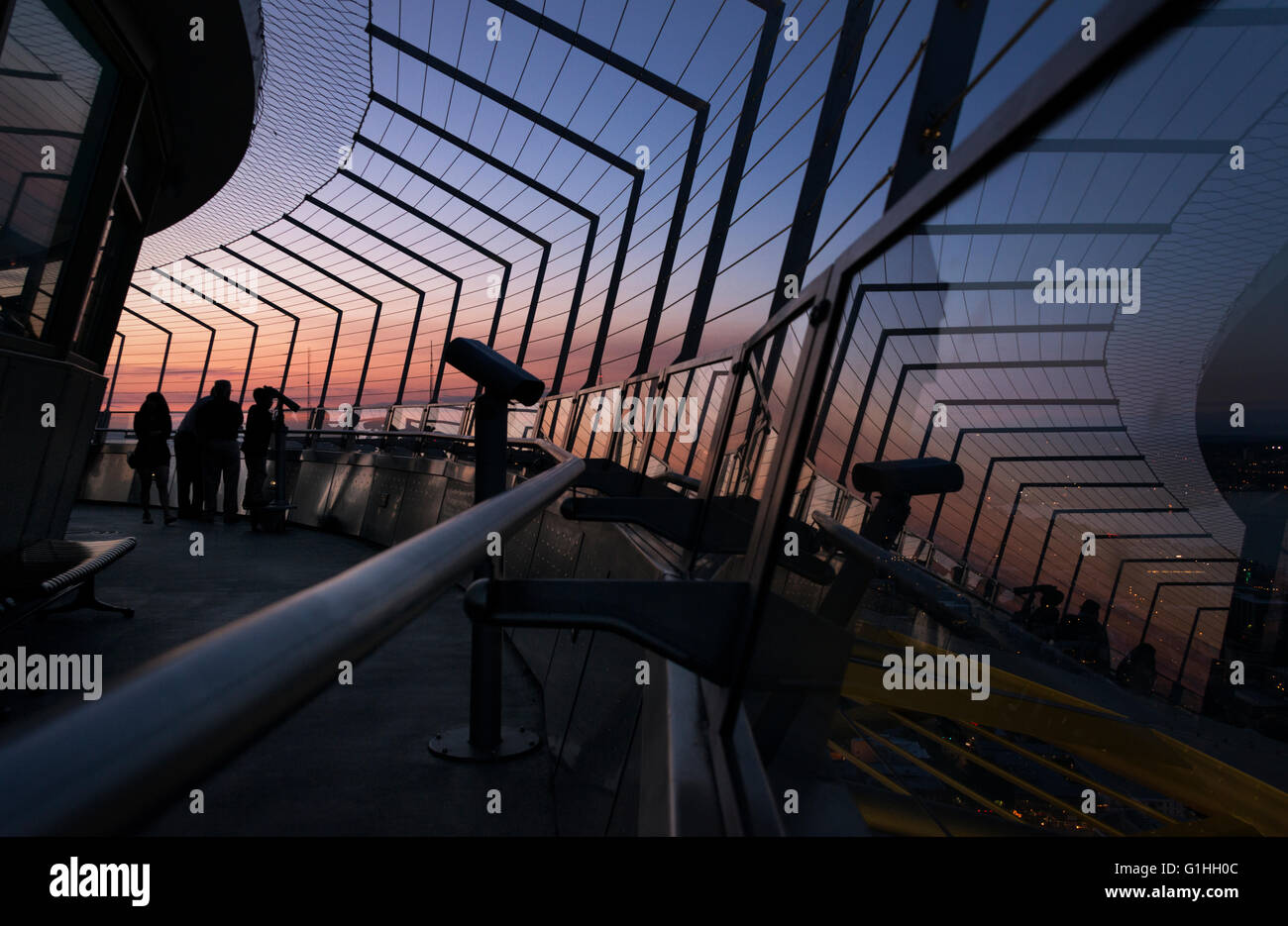 Menschen suchen bei Sonnenuntergang von der Aussichtsplattform auf die Space Needle in Seattle, Washington, USA (Adrien Veczan) Stockfoto