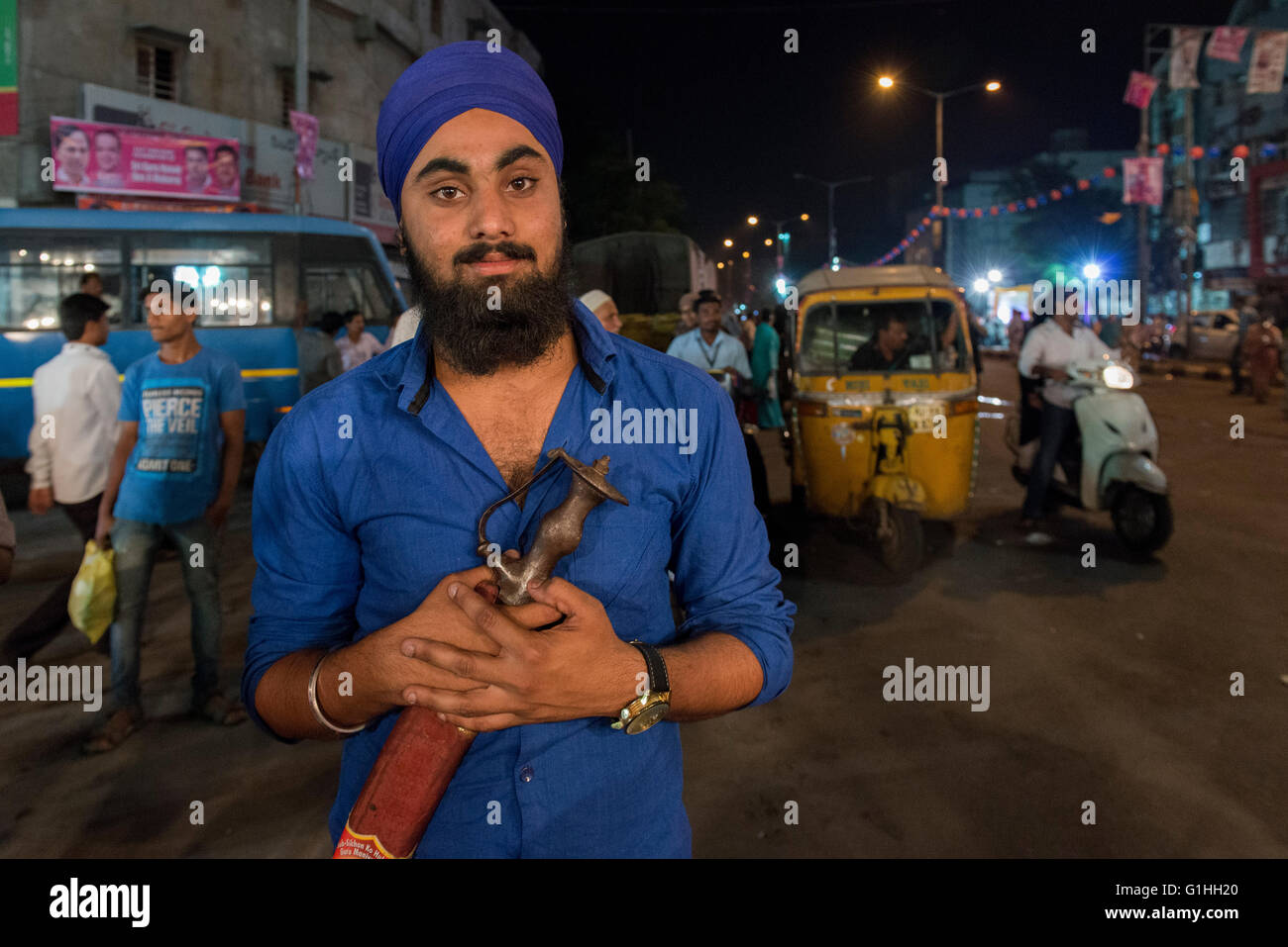 Sikh junger Mann mit Schwert, Bhagat Namdevs Geburt Sikh Festschrift Parade, Hyderabad Stockfoto
