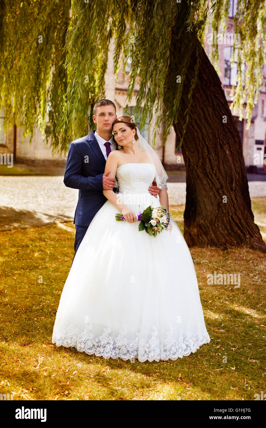 Glückliche Braut und Bräutigam bei der Hochzeit zu Fuß Stockfoto