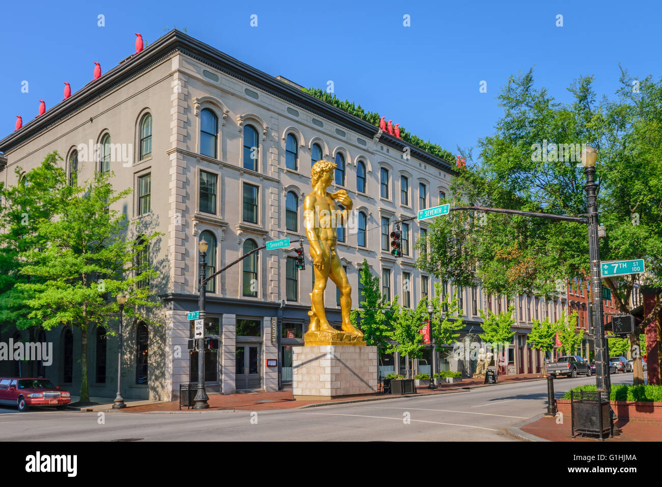21c Museum Hotel riesigen goldenen David-Statue. David steht 30 Fuß hoch auf der Main Street in Louisville Kentucky Stockfoto