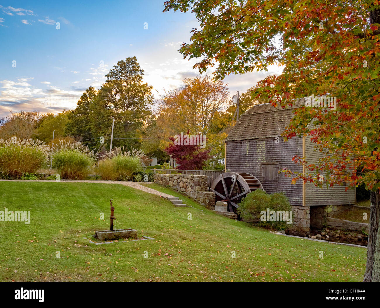 Dexter Grist Mill, Sandwich, Cape Cod Massachusetts unterschritten, hölzerne Wasserrad und Mühlgraben im Herbst, Herbst-Farben-Farben Stockfoto