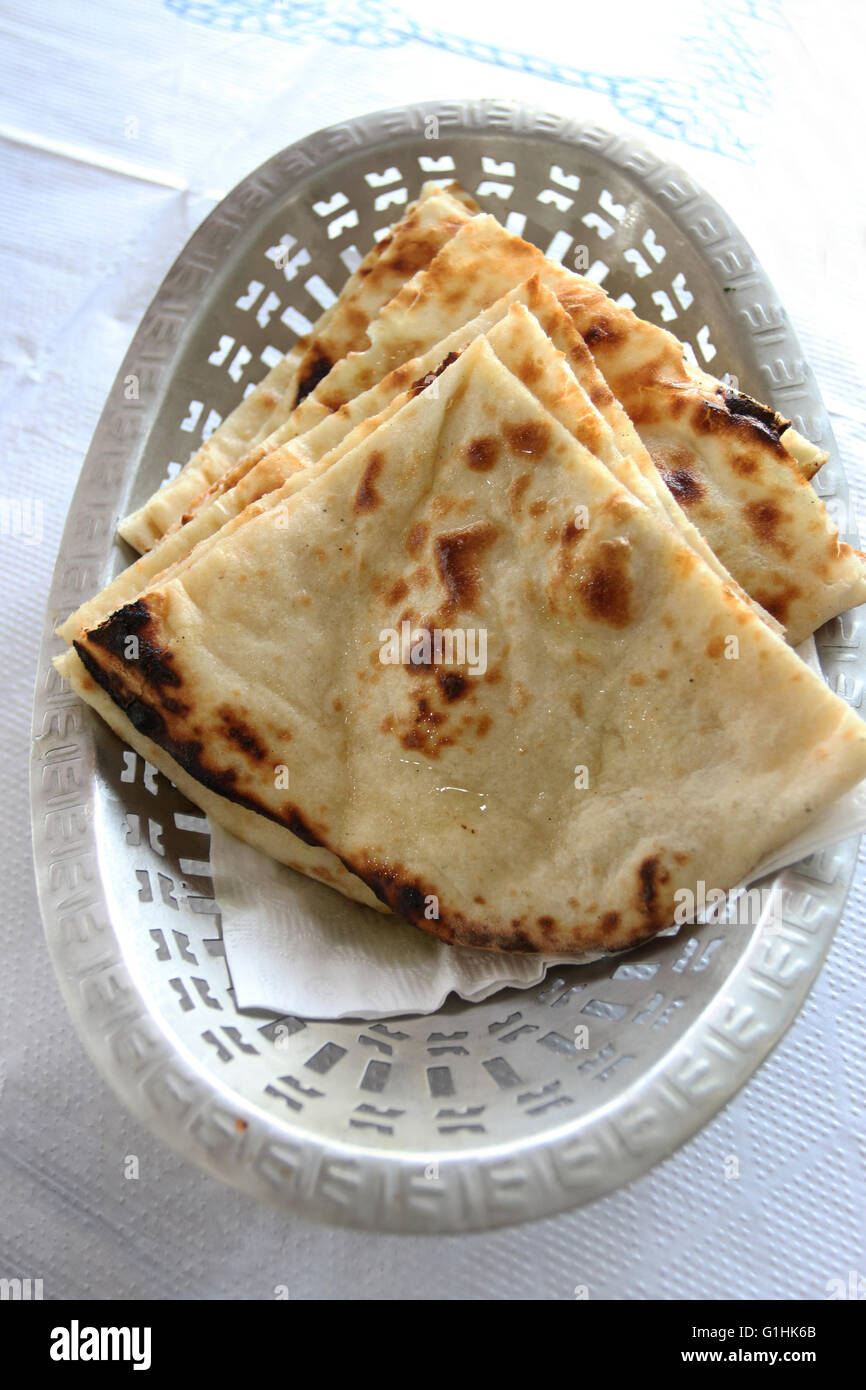 Nahaufnahme von frisch zubereitetes Naan-Brot in einer Metallschale Stockfoto