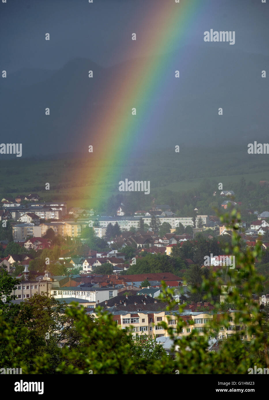 Regenbogen über alpine Dorf Wölbung Stockfoto
