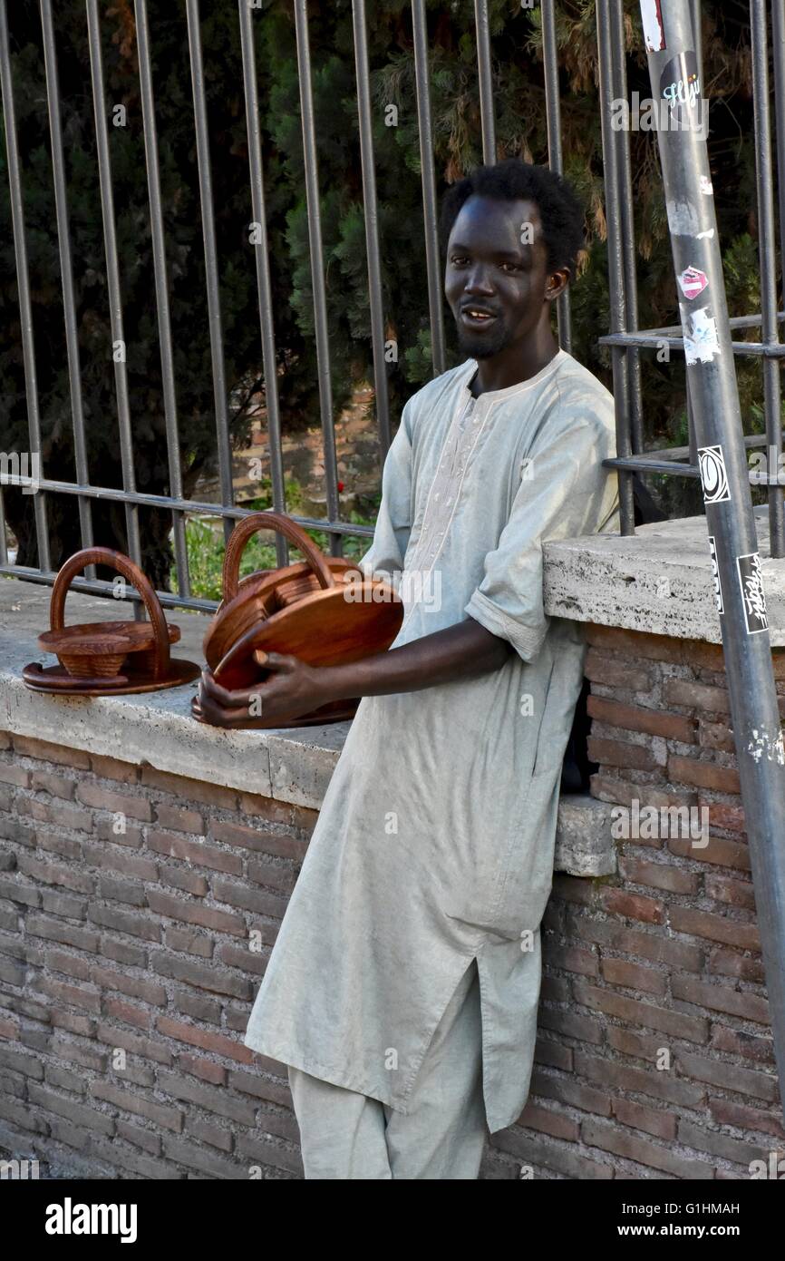 Ein afrikanischer Mann verkaufen Hand made Güter auf der Straße in Rom Stockfoto