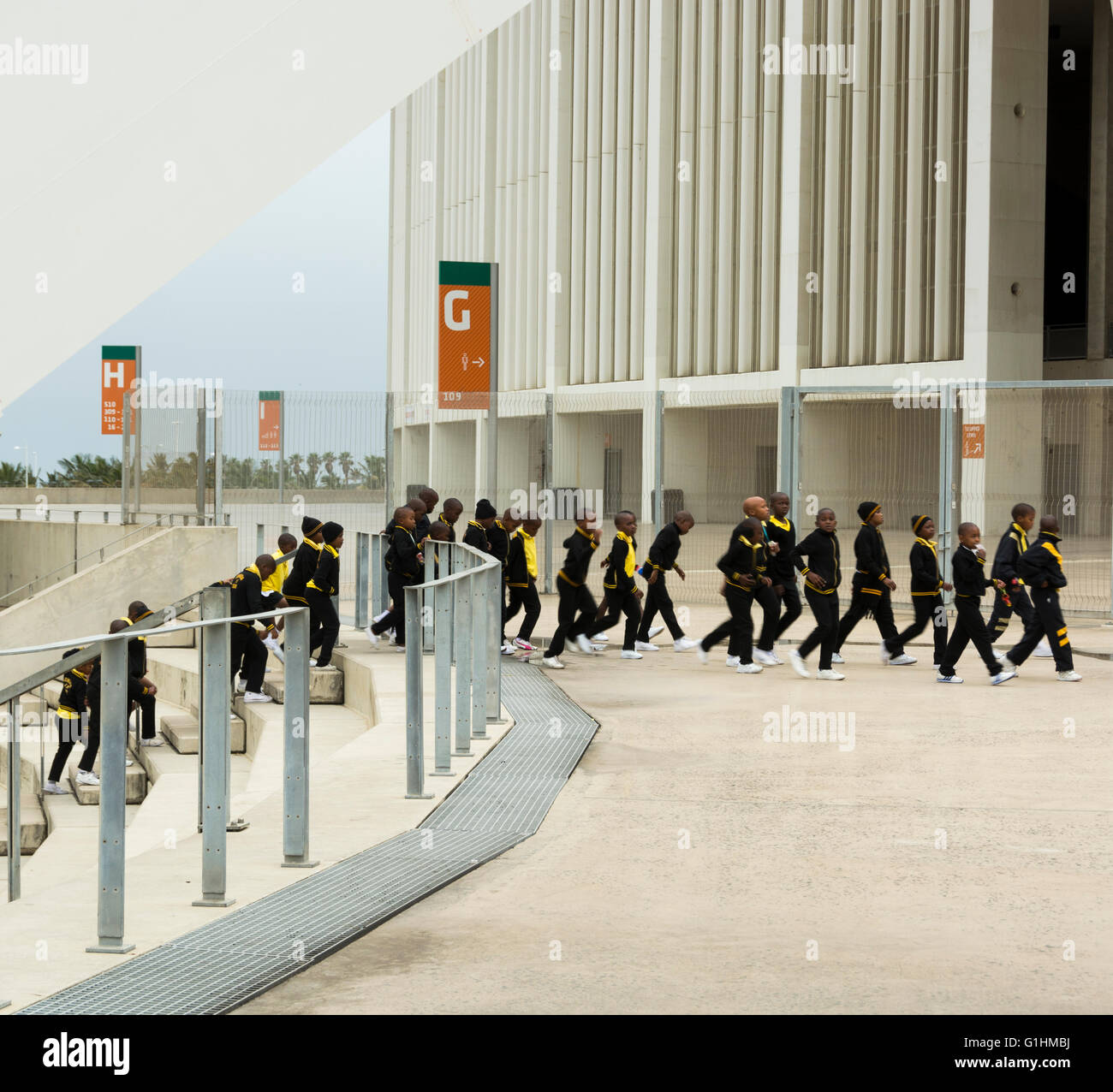 Schulkinder besuchen das Moses Mabhida Stadium in Durban, KwaZulu Natal, Südafrika. Stockfoto