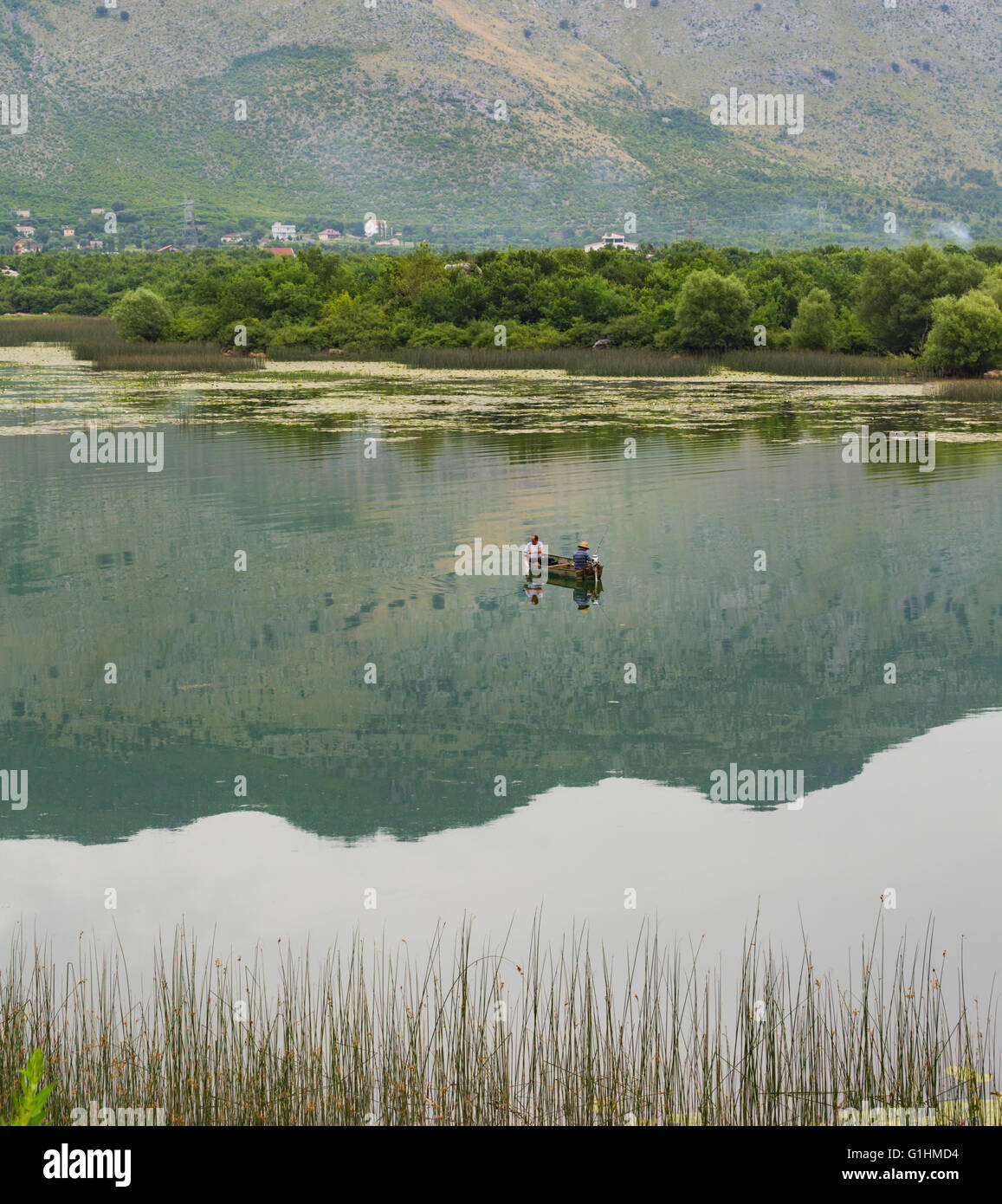 See-Shkodra, Albanien. Zwei Männer von ihrem Boot aus Angeln.  Der Karpfen ist die üblichen Fische im See gefangen. Stockfoto