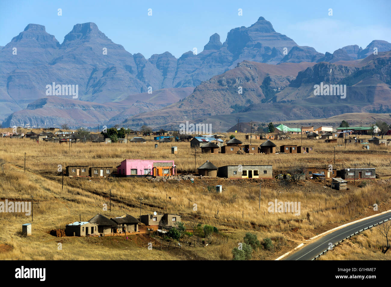 Dorf am Fuße des Drakensbergs, KwaZulu Natal, Südafrika Stockfoto