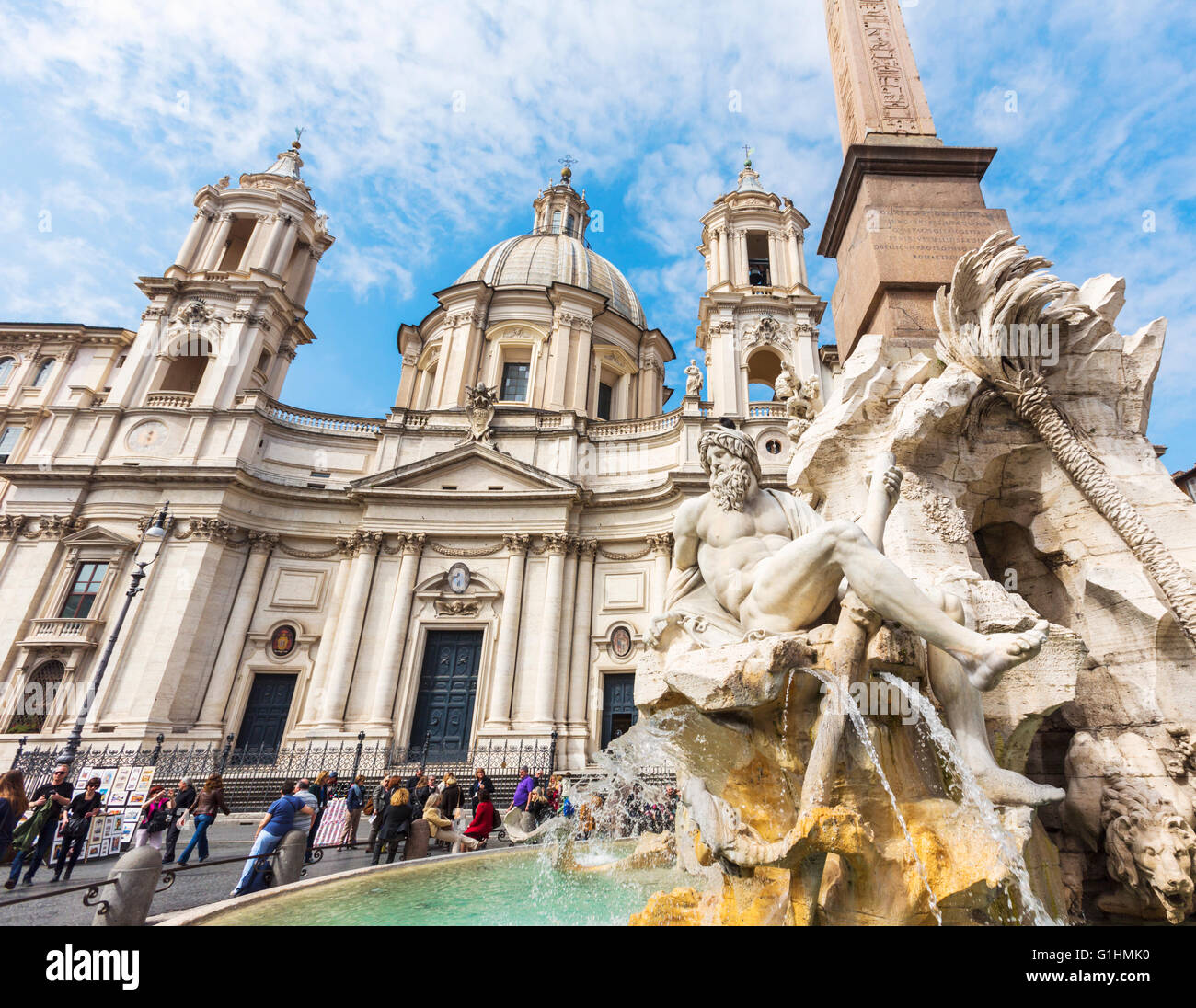 Rom, Italien.  Piazza Navona. Fontana dei Quattro Fiumi, oder Brunnen der vier Flüsse, erstellt von Gian Lorenzo Bernini. Stockfoto