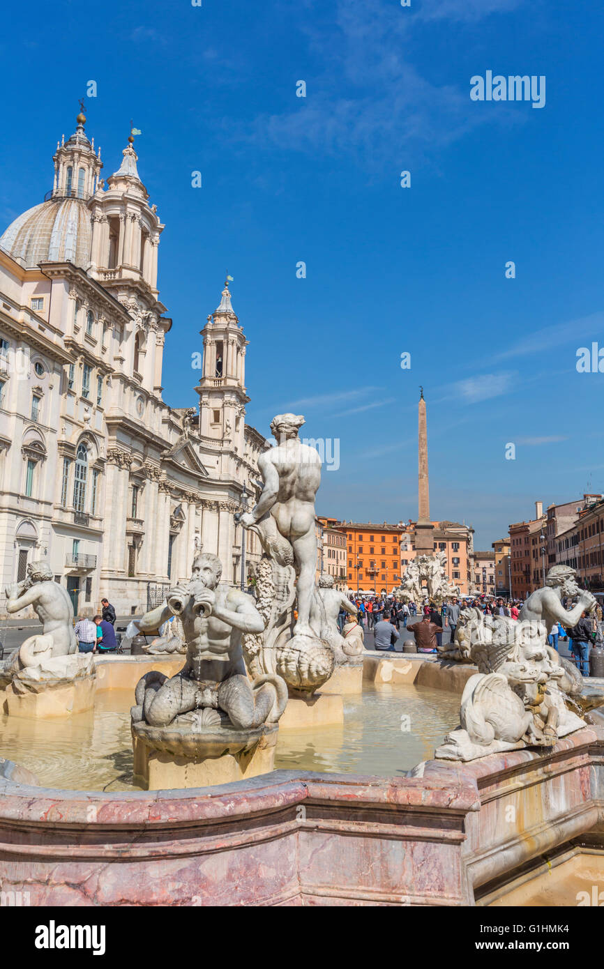 Rom, Italien.  Piazza Navona. Blick nach Norden, über die Fontana del Moro oder Moor Brunnen. Stockfoto