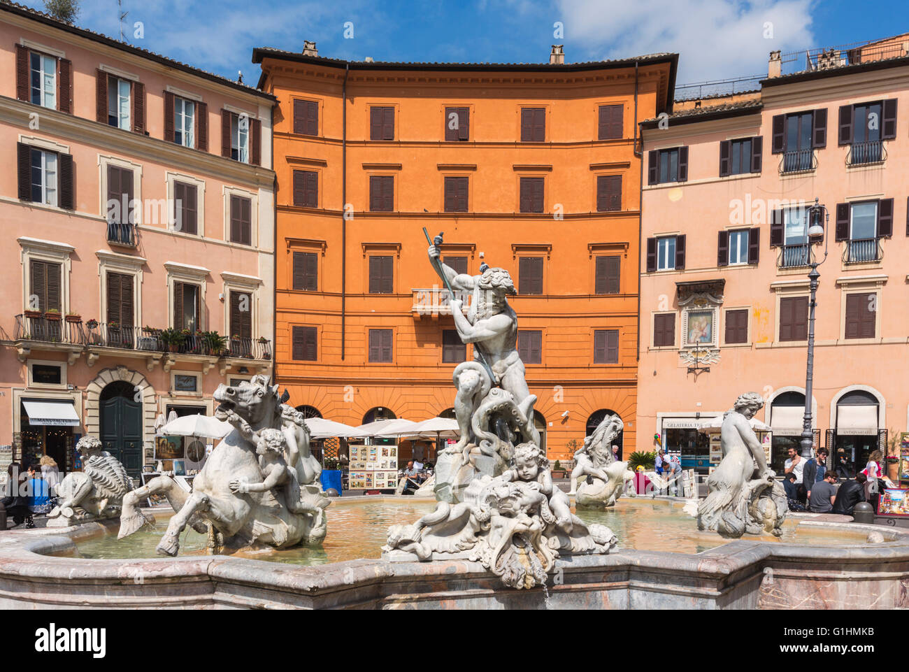 Rom, Italien.  Piazza Navona. Die Fontana del Nettuno oder Neptunbrunnen, am nördlichen Ende des Platzes. Stockfoto