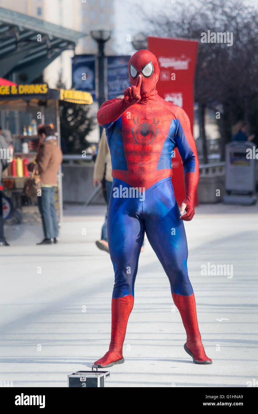 Spiderman Busker performing außen Rogers Centre in der Innenstadt von Toronto mit Finger angehoben Stockfoto
