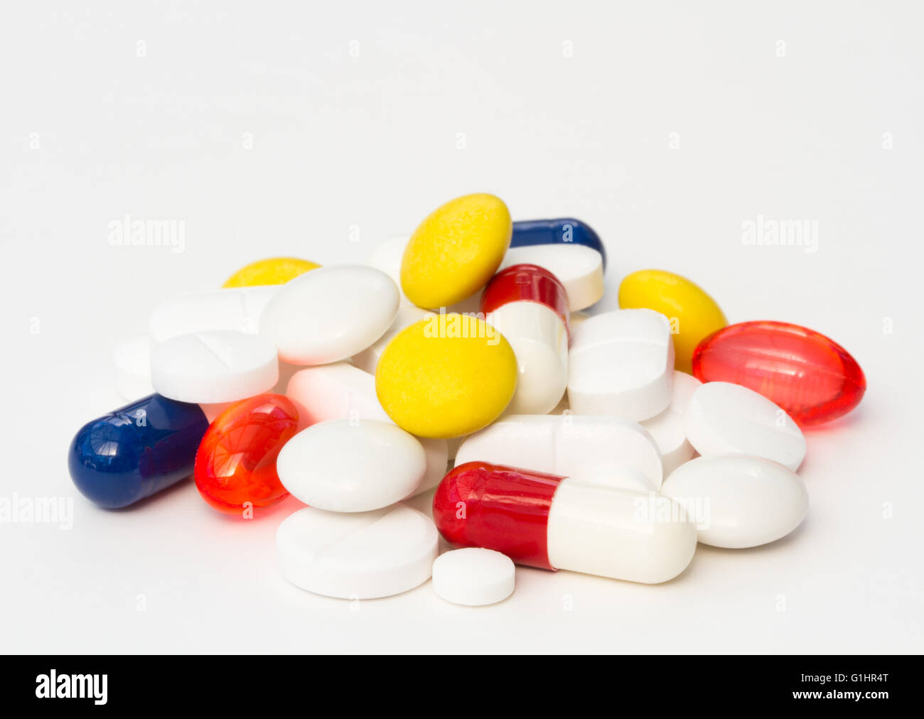 Ein Haufen von verschiedenen, bunten und abwechslungsreichen Pillen, Tabletten und Drogen auf einem weißen Hintergrund. Stockfoto
