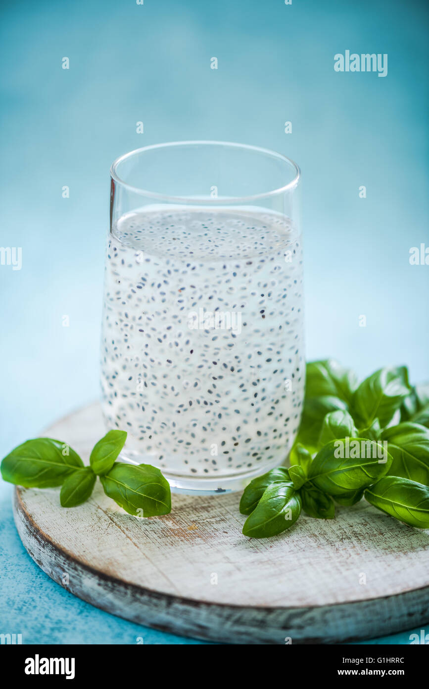 Detox Getränk, Basilikum Samen trinken in Glas Stockfotografie - Alamy