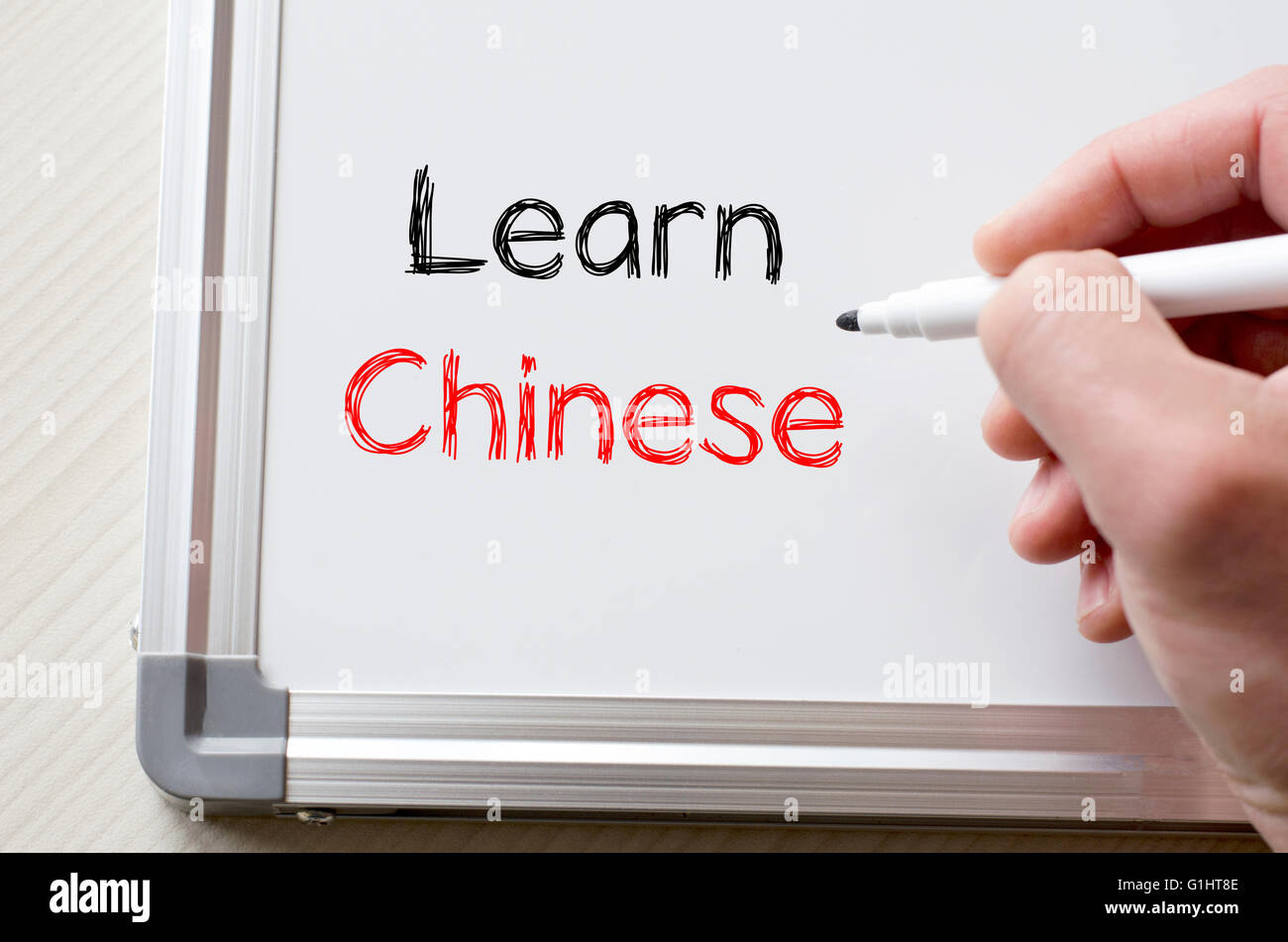 Menschliche Hand schreiben lernen Sie Chinesisch am whiteboard Stockfoto