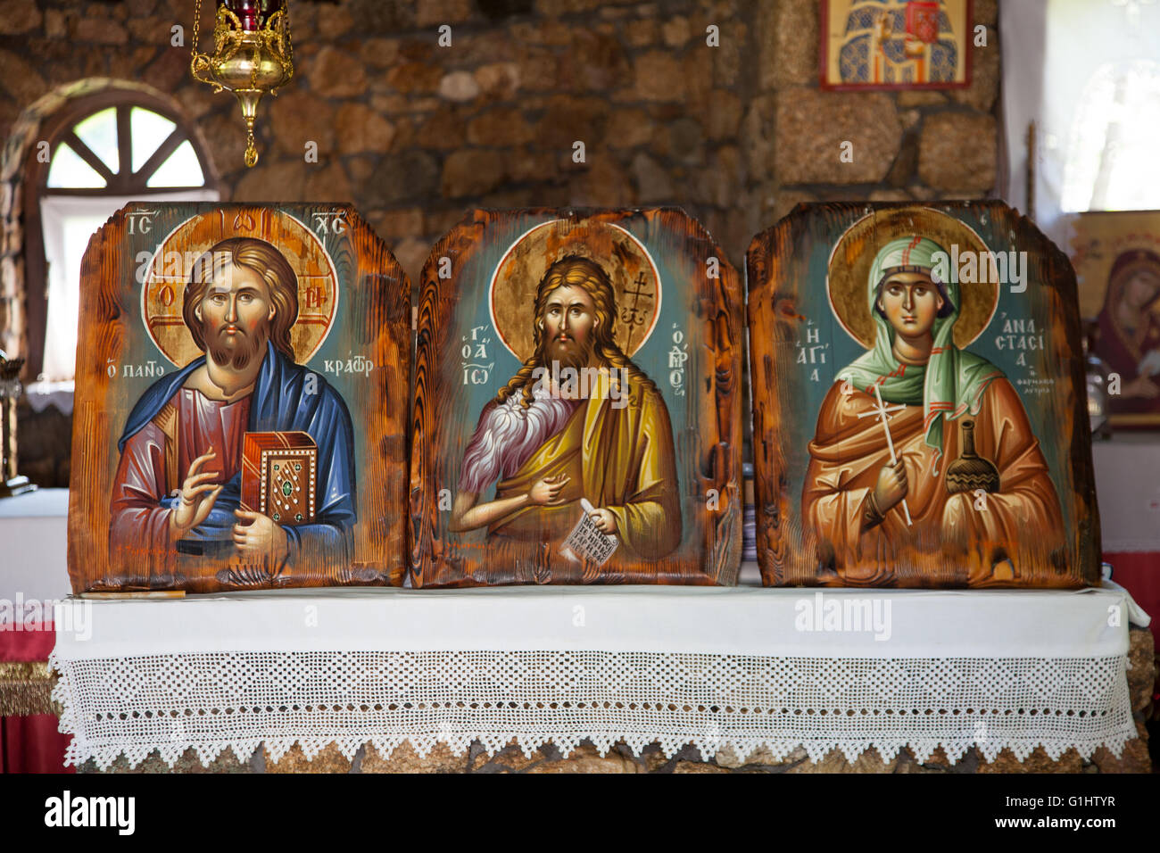 Jesus Christus, hl. Anastasia und eine weitere heilige männliche Figur Bilder in Christlich-orthodoxen Kirche Innen auf Holz auf Leinen gemalt Stockfoto