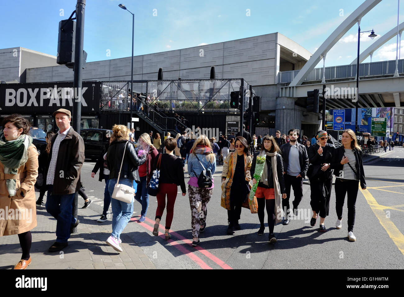 Massen von Menschen Kreuzung Straße von Box-Park in Shoreditch Stockfoto