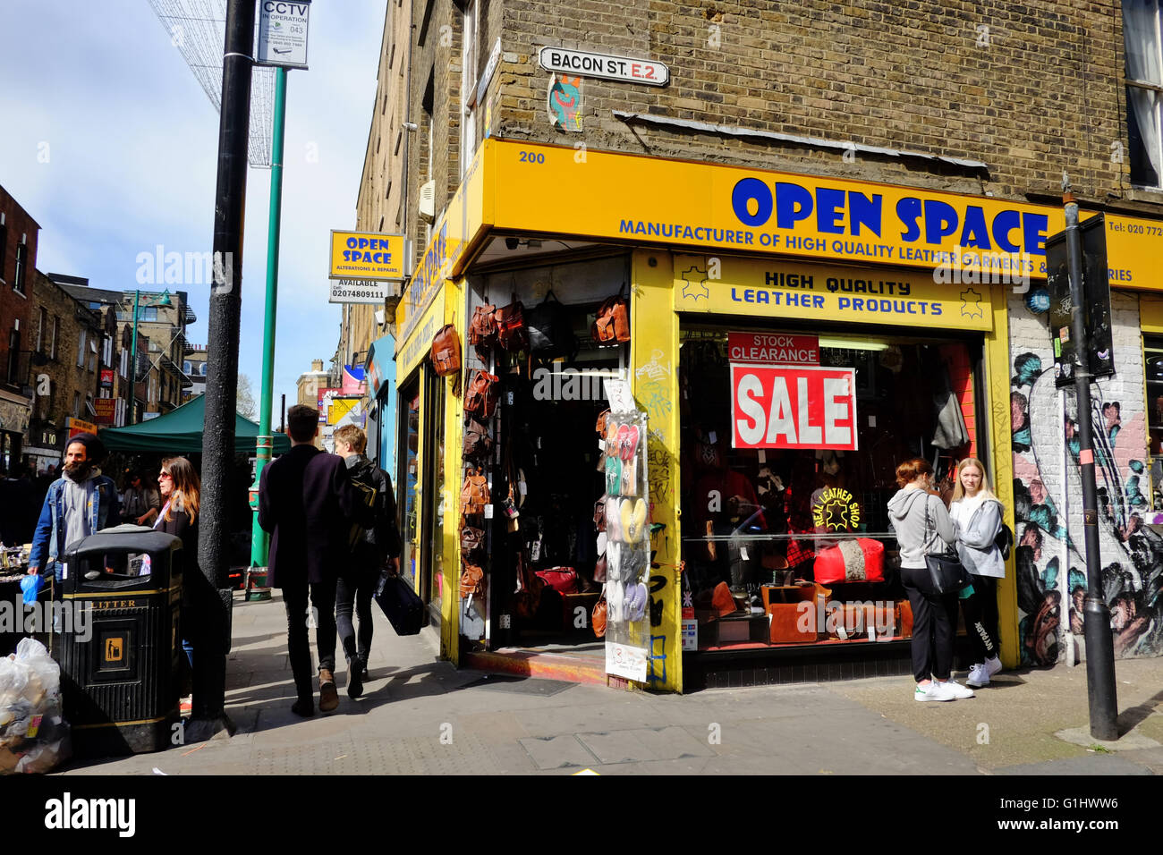 Open Space Lederwaren Bekleidungs-laden an der Ecke der Bacon Street und Brick Lane im Osten Londons Stockfoto