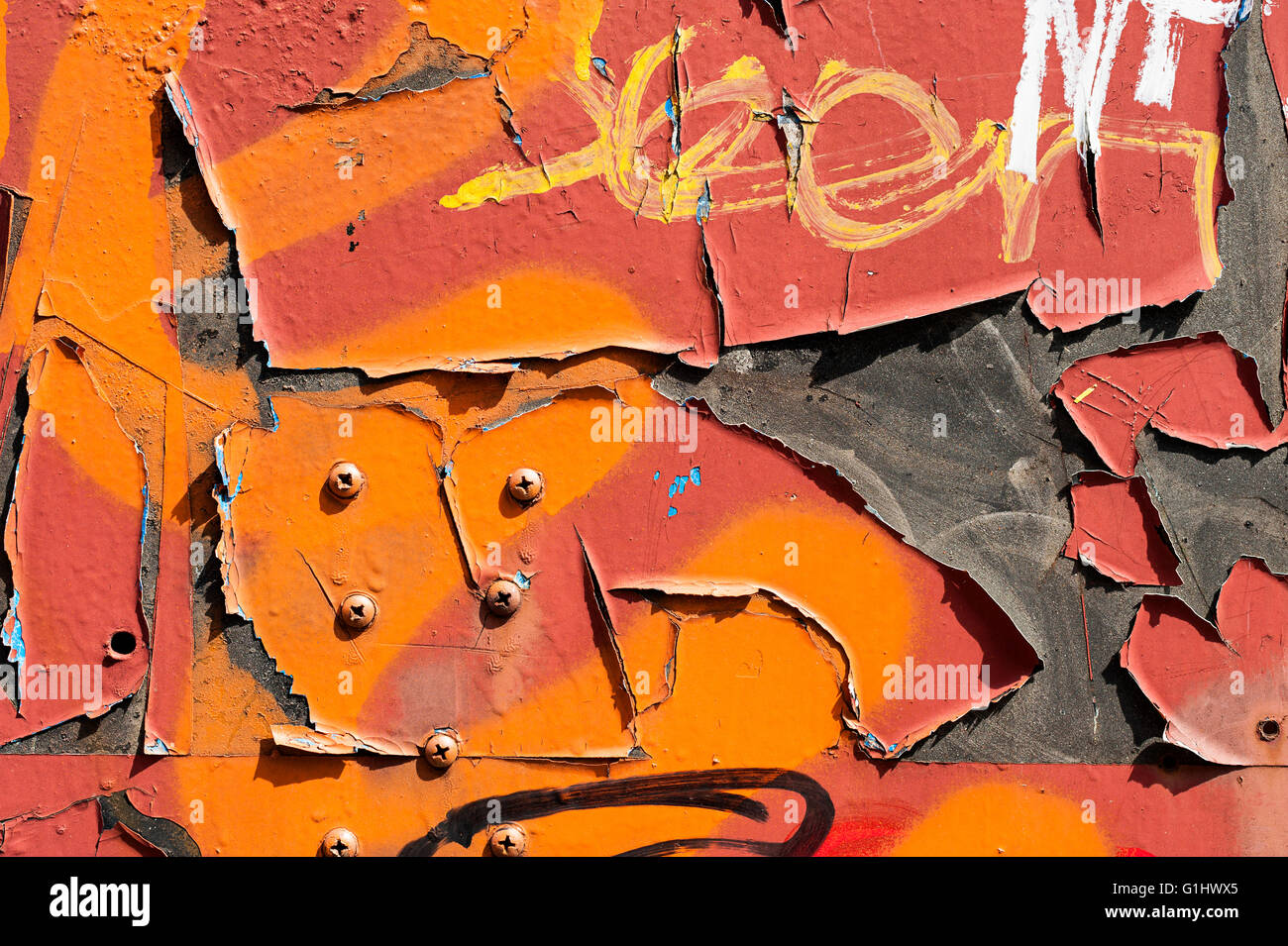 Graffiti und abblätternde Farbe an der Wand Detail Hintergrund Stockfoto