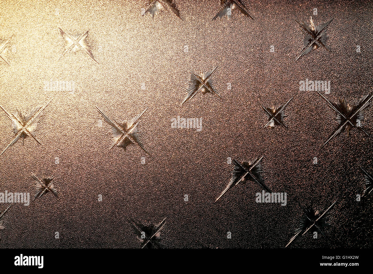 Glasmalerei-Hintergrund mit dunklen und hellen Teilen Stockfoto