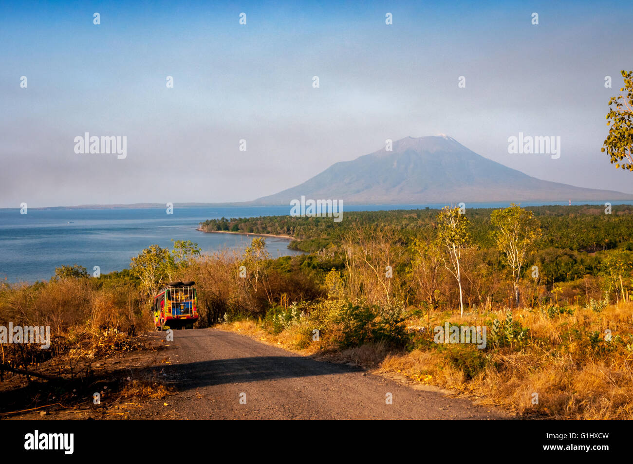 Der Vulkan Lewotolok wird von einer Straße zum Waijarang-Hügel auf der Insel Lembata, Lembata, East Nusa Tenggara, Indonesien, aus gesehen. Stockfoto