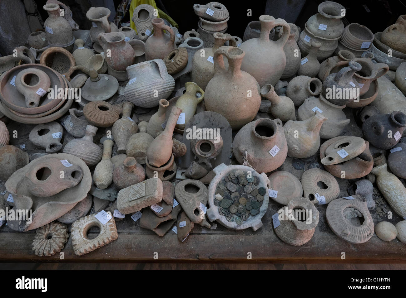Stapel von antiken Gegenständen im Baidun antike Shop befindet sich auf der Via Dolorosa Altstadt Ost-Jerusalem, Israel Stockfoto
