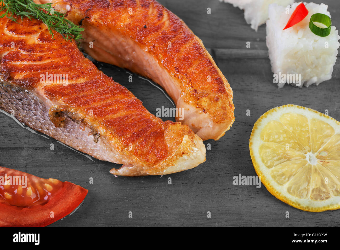 Gegrillter lachs mit dill -Fotos und -Bildmaterial in hoher Auflösung ...