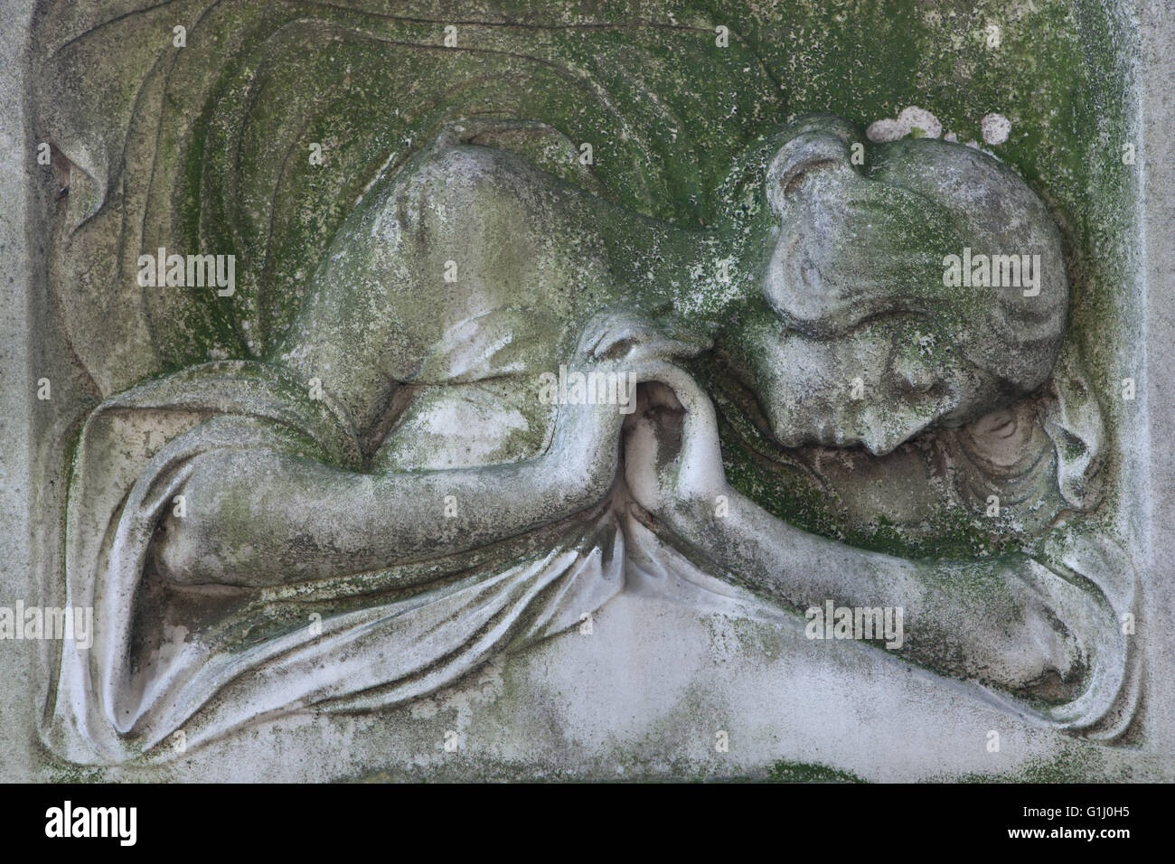 Trauer um Frau dargestellt in einem Grabstein auf dem Monumental Cemetery (Cimitero Monumentale di Milano) in Mailand, Lombardei, Italien. Stockfoto