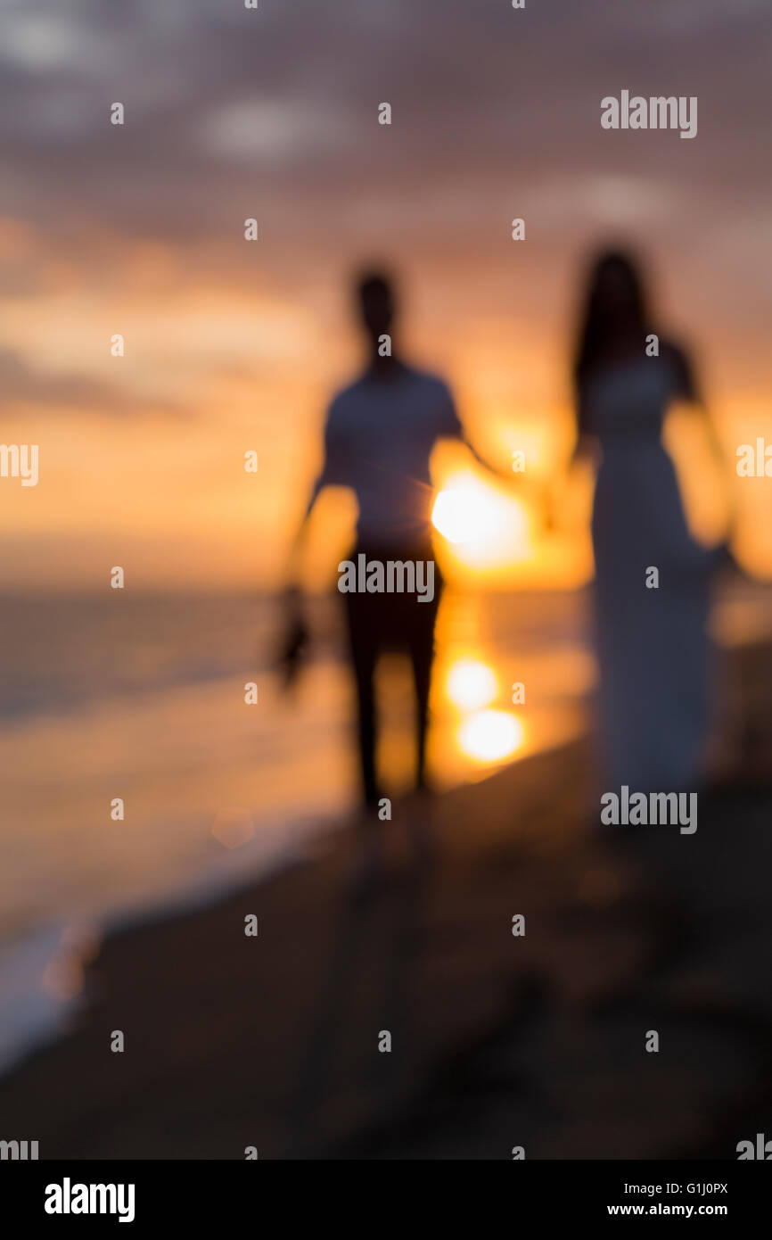 Verschwommene paar Hand in Hand spazieren am Strand bei Sonnenuntergang. Teneriffa, Kanarische Inseln, Spanien. Stockfoto