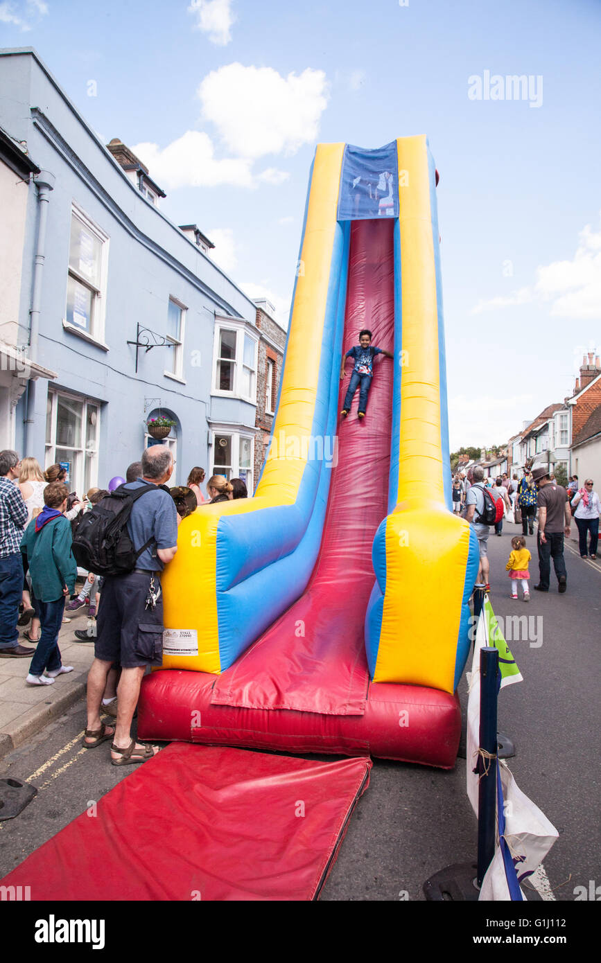 Aufblasbare Kinder schieben beim Alresford Brunnenkresse Festival 2016, New Alresford, Hampshire, England, Vereinigtes Königreich. Stockfoto